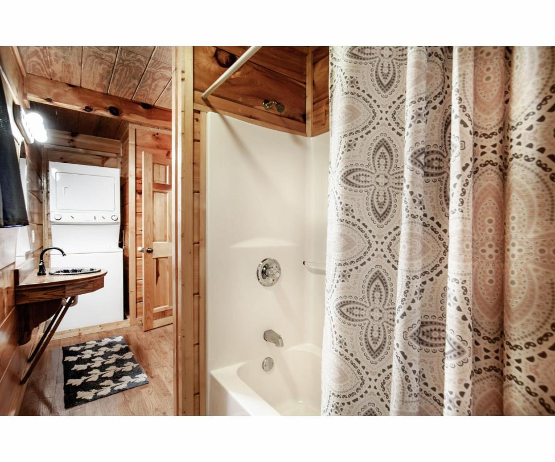 Вилла Peekaboo With Hot Tub, Pool Table, And Jacuzzi Пиджен-Фордж Экстерьер фото